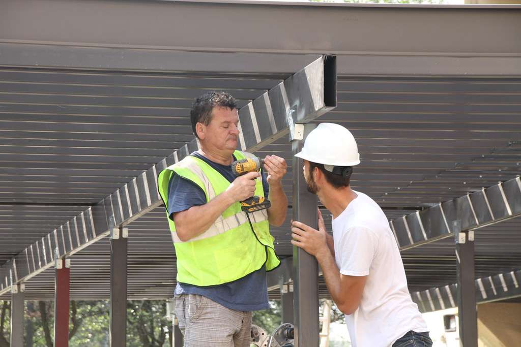How To Choose A Contractor To Build Your Deck | Trex