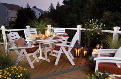 Trex Enhance®-Terrasse mit weißem Trex Transcend®-Geländer und Trex Outdoor Furniture™-Terrassenmöbel in Weiß