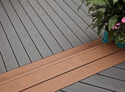 Detail von Enhance Terrassendielen aus Verbundmaterial in Clam Shell/Grau und Beach Dune/Braun