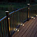 Terrasse illuminée avec balustrade Trex Signature® en noir charbon, éclairage de la terrasse encastré et éclairage de capuchon de poteau.