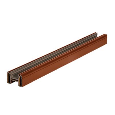 Un profil de balustrade inférieure universelle Trex Transcend en rouge Fire Pit