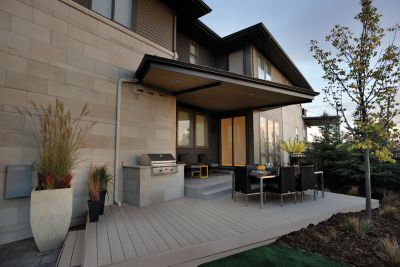 Trex Contour Terrassendielen in Saddle und Contour Terrassengeländer in Classic White