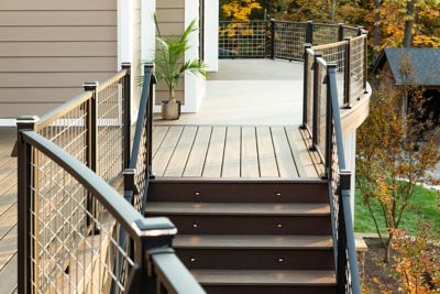 Curved Railing Inspiration & Photo Gallery | Trex