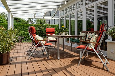 Trex Enhance-terras met witte Trex Transcend-balustrade en witte Trex Outdoor Furniture-eettafel en stoelen