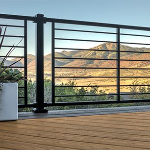 Les rampes de terrasse traditionnelles de Trex s’affirment de façon élégante contre cet arrière-plan d’arbres. 