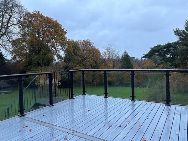 A rooftop deck using Trex Enhance Naturals Rocky Harbor with Trex Signature Glass Balustrades in Bromley Kent.