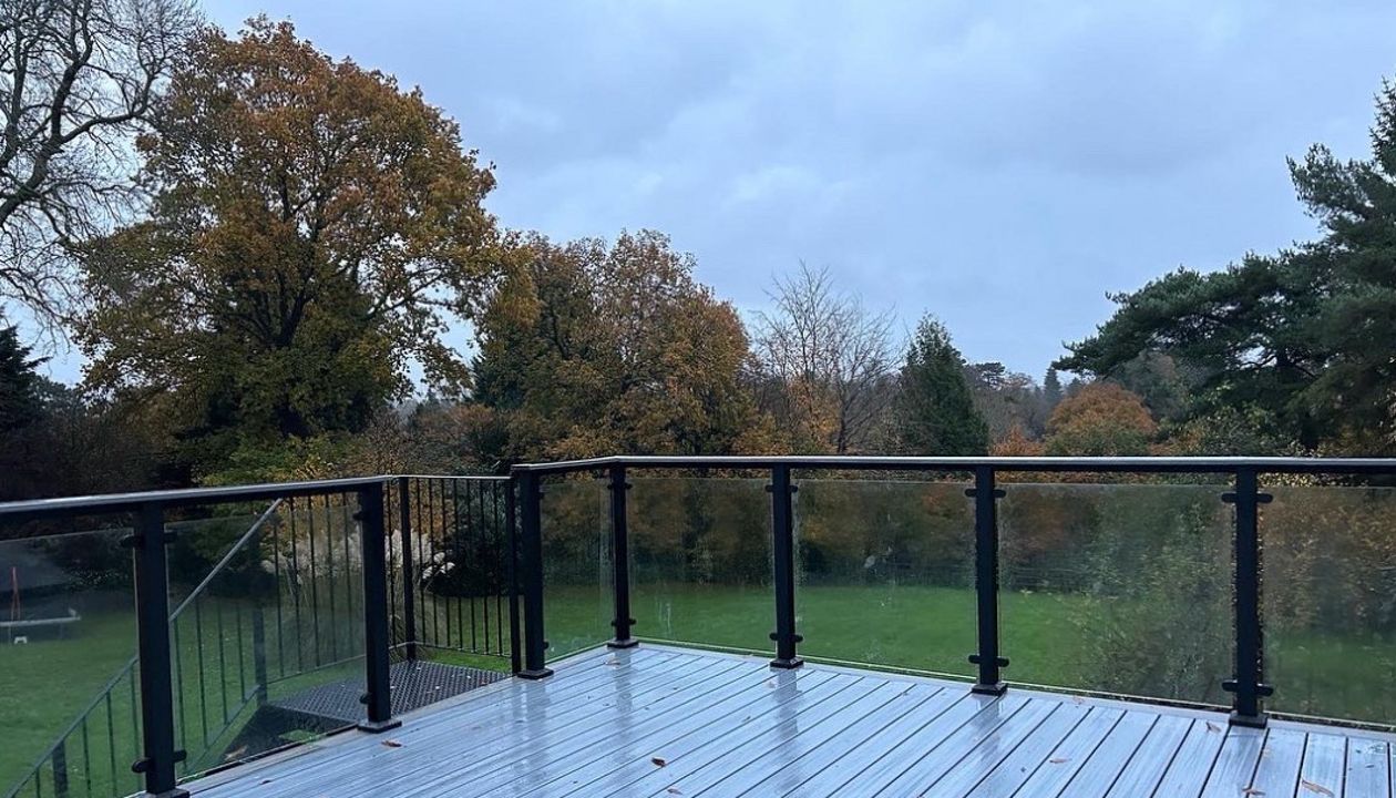 A rooftop deck using Trex Enhance Naturals Rocky Harbor with Trex Signature Glass Balustrades in Bromley Kent.