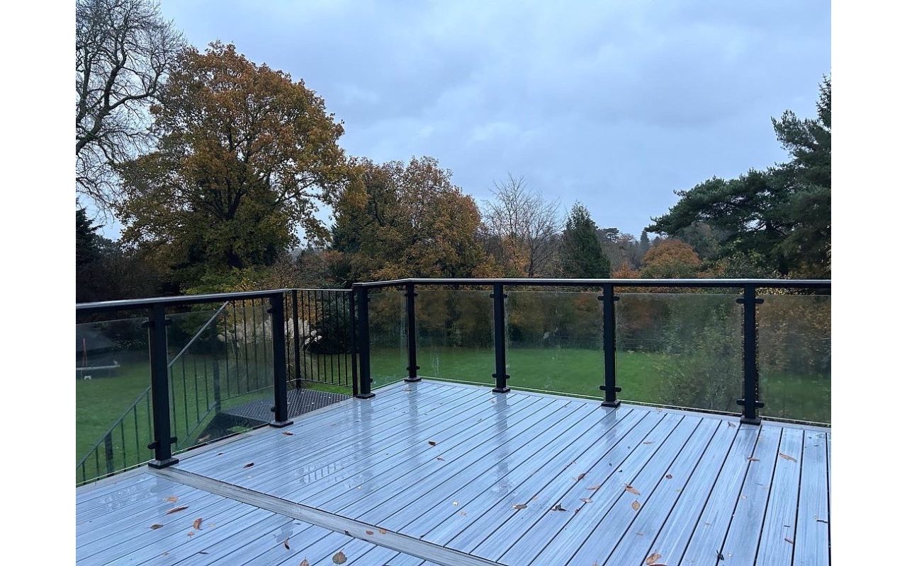 A rooftop deck using Trex Enhance Naturals Rocky Harbor with Trex Signature Glass Balustrades in Bromley Kent.