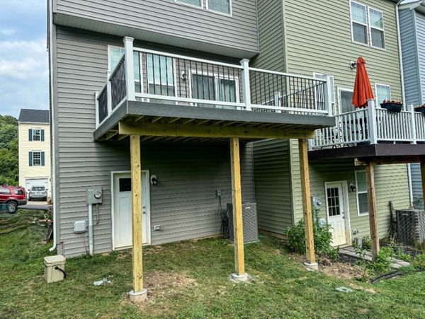 12 x 10 Back Deck - Trex Clam Shell Decking with Trex Select Railings and Trex Fascia