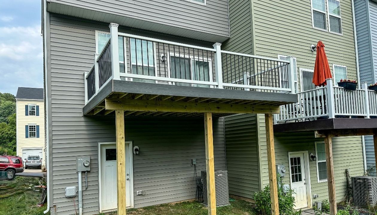 12 x 10 Back Deck - Trex Clam Shell Decking with Trex Select Railings and Trex Fascia