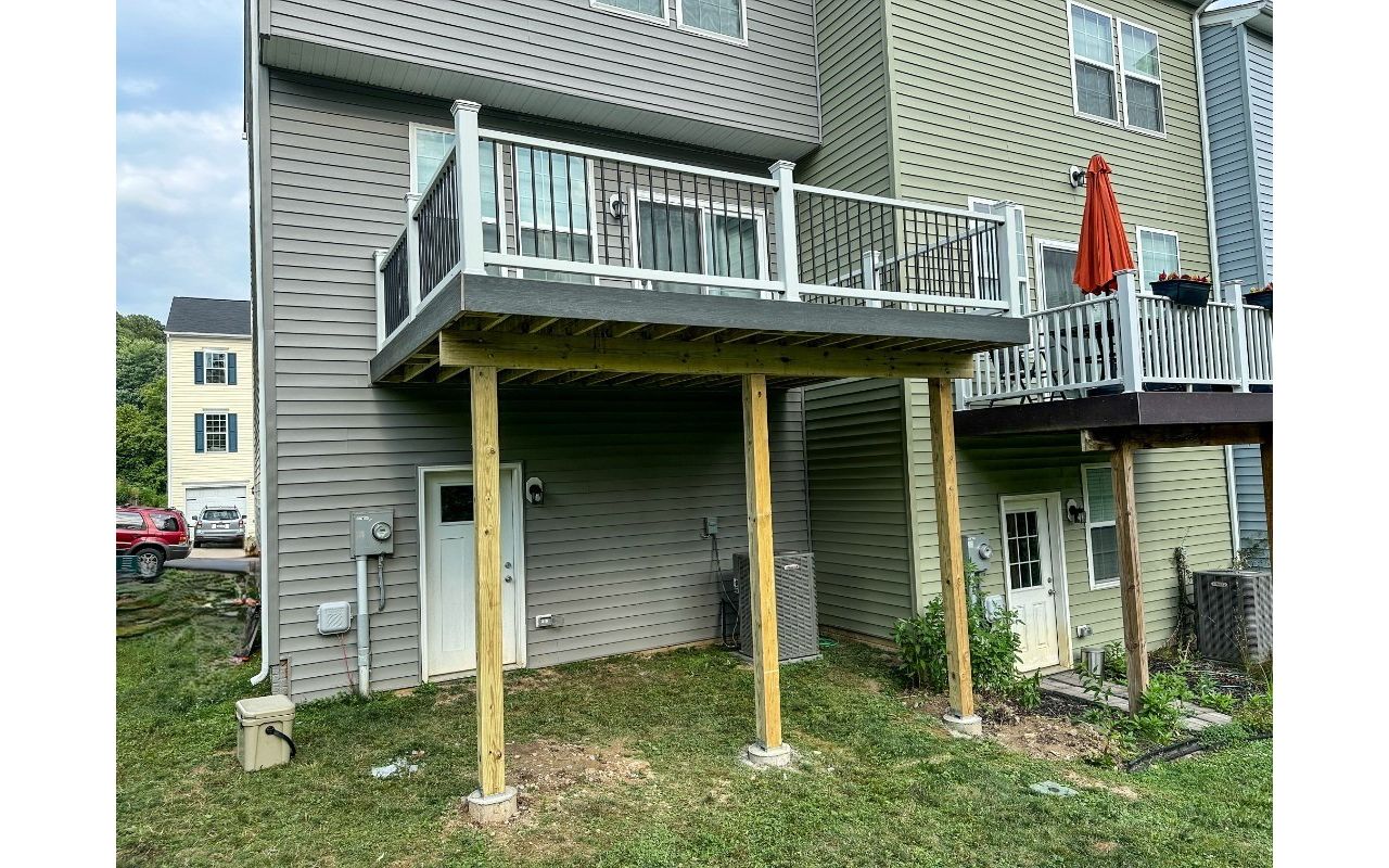 12 x 10 Back Deck - Trex Clam Shell Decking with Trex Select Railings and Trex Fascia