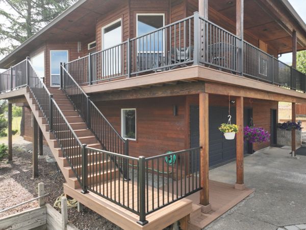 Trex Lineage color Hatteras with a Trex Select aluminum railing.