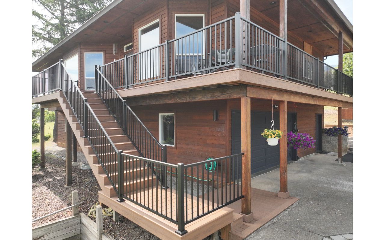 Trex Lineage color Hatteras with a Trex Select aluminum railing.