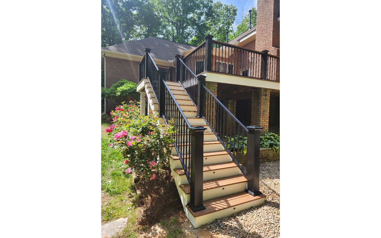Trex Jasper Picture Framed Staircase, Trex Signature Aluminum Rails, Low Voltage Stair Riser Lighting