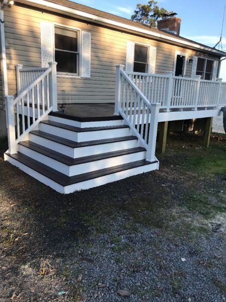 Transcend classic white Railing and TREX Transcend Spiced Rum decking and stair treads