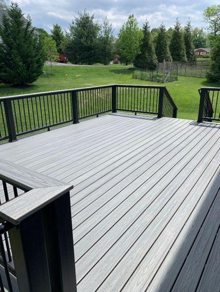 Trex Transcend Island Mist with Trex Transcend Charcoal Black Railing