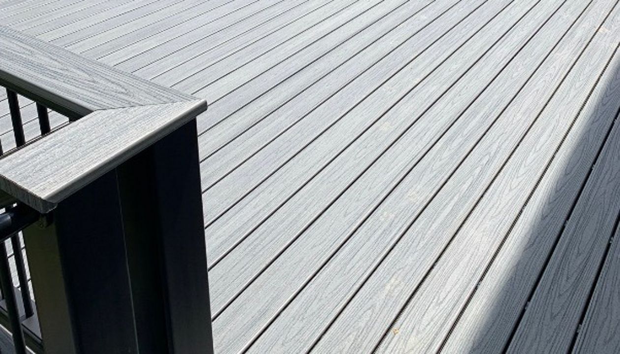 Trex Transcend Island Mist with Trex Transcend Charcoal Black Railing