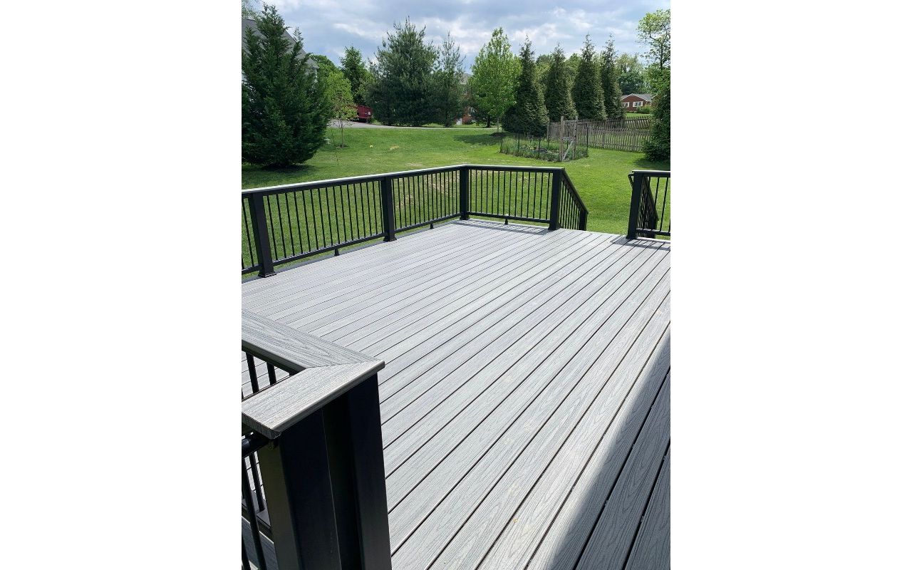 Trex Transcend Island Mist with Trex Transcend Charcoal Black Railing