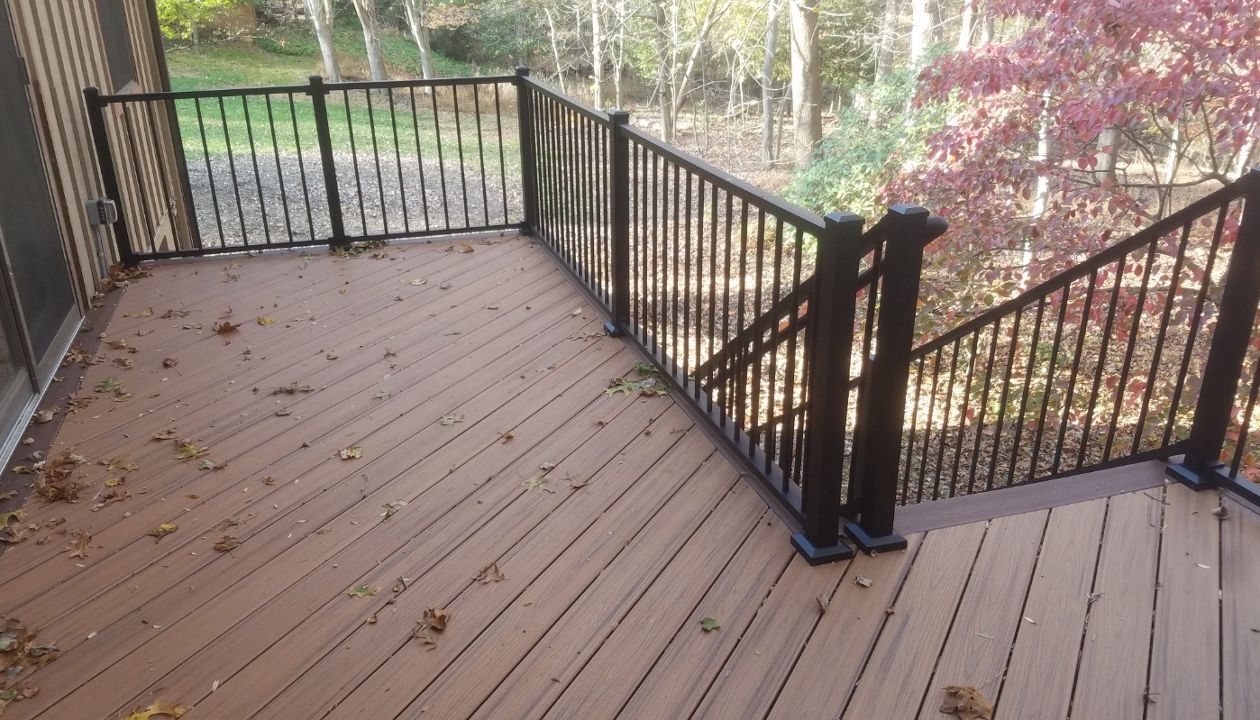 Trex Transcend Tiki Torch with Signature Railing