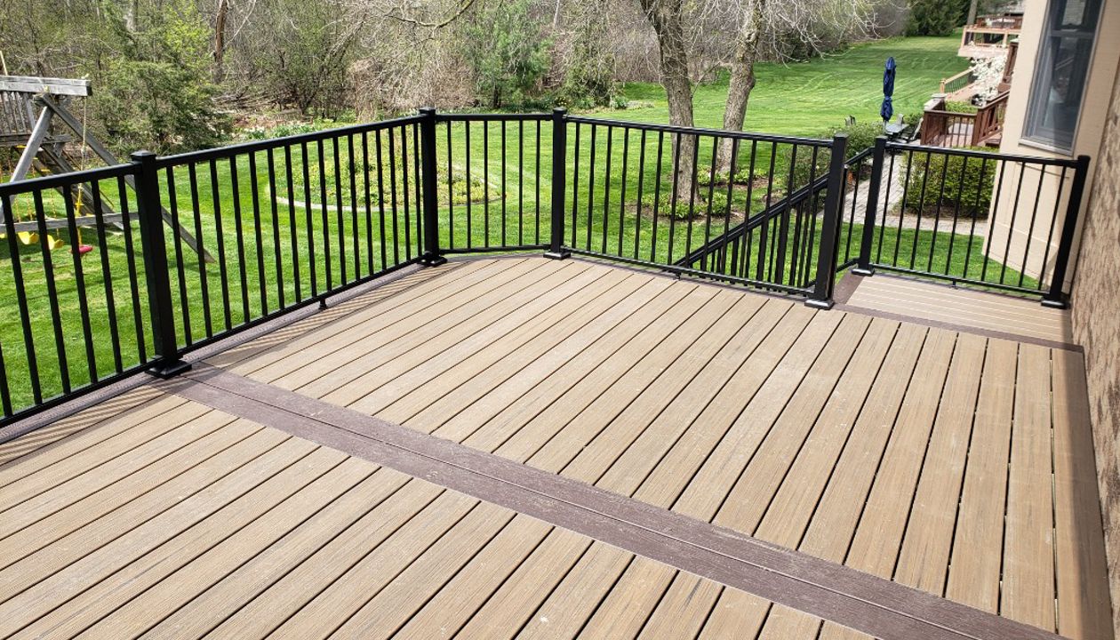 Toasted Sand main decking, Havana Gold perimeter and divider. Trex signature black rails