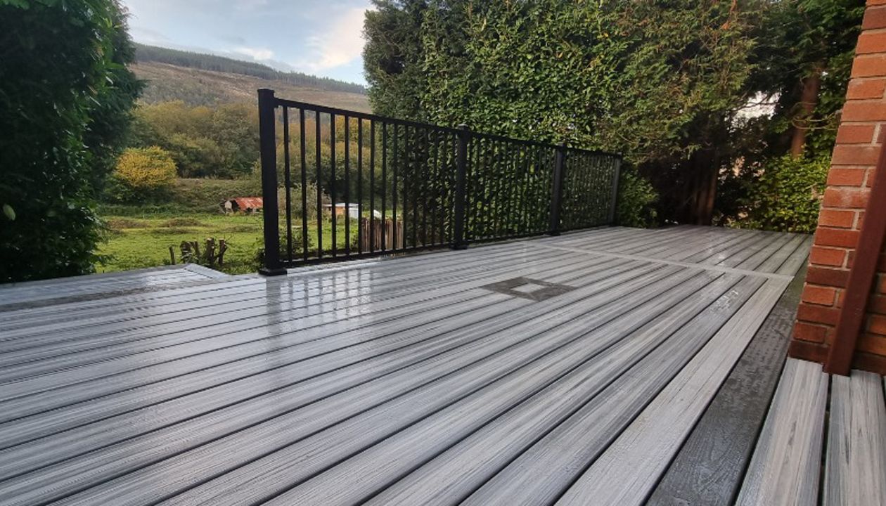 Foggy Wharf, with Clam shell accents and Trex Signature Rail