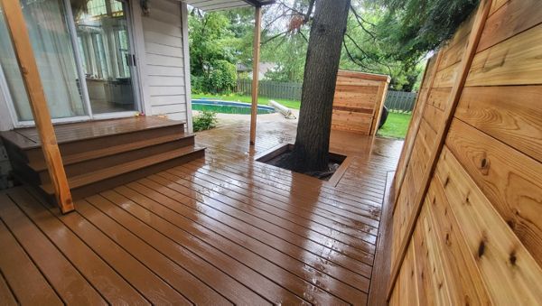 TREX Saddle brown. Vieux Longueuil. 2023.