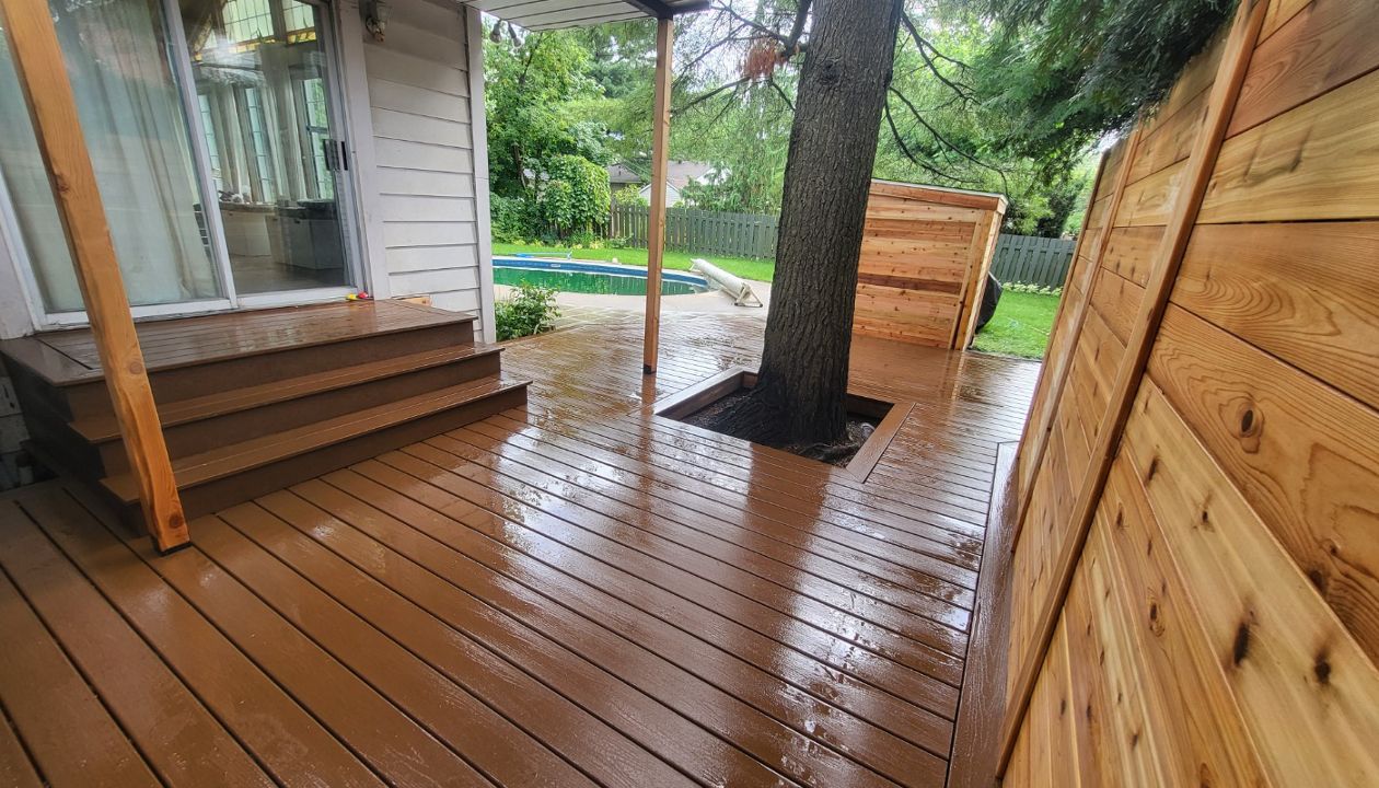 TREX Saddle brown. Vieux Longueuil. 2023.