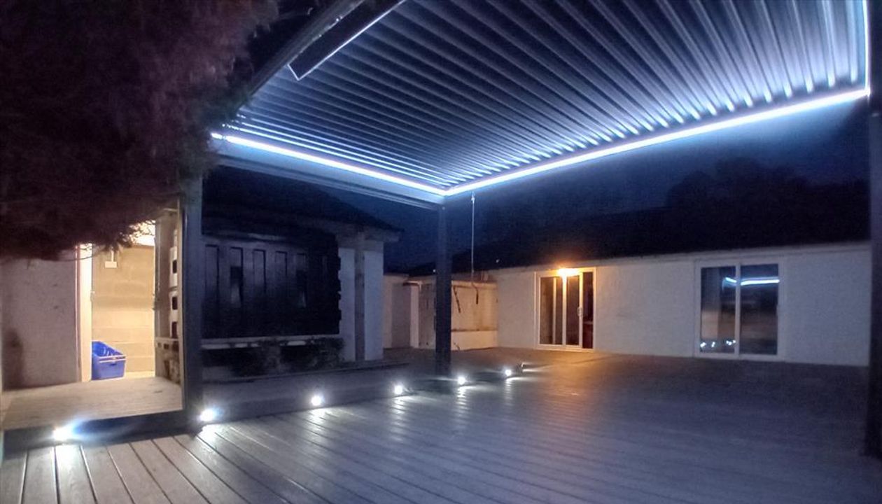 This Harbour Lifestyle pergola suits this Trex Island Mist deck