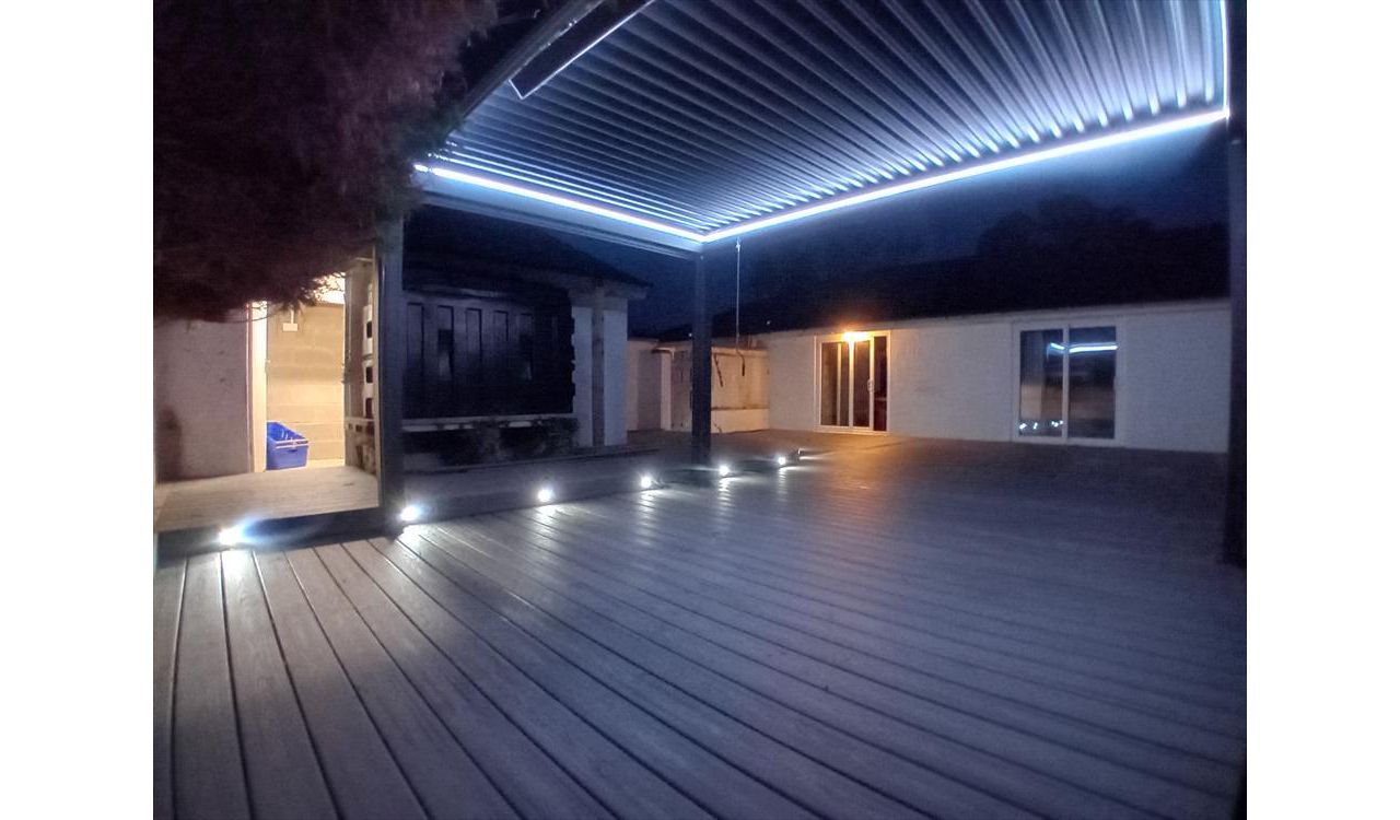 This Harbour Lifestyle pergola suits this Trex Island Mist deck