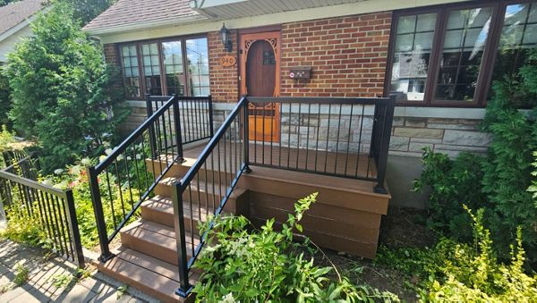 TREX Saddle Brown. Vieux Longueuil. 2024.