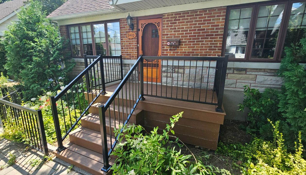 TREX Saddle Brown. Vieux Longueuil. 2024.