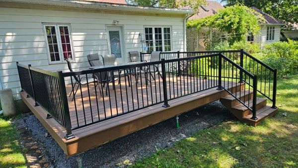 TREX Saddle Brown. Vieux Longueuil. 2024.