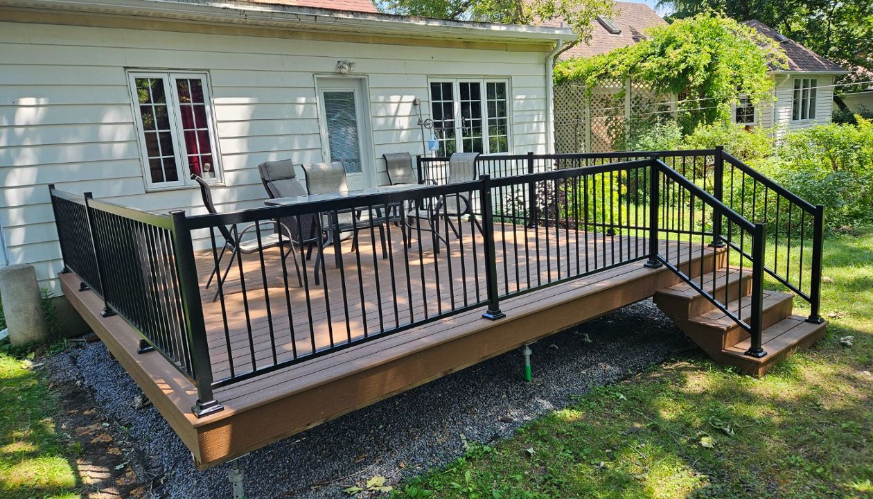 TREX Saddle Brown. Vieux Longueuil. 2024.