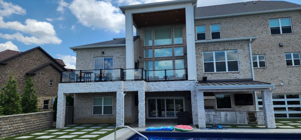 Trex Lineage decking with Trex Glass handrails above outdoor living space by the pool