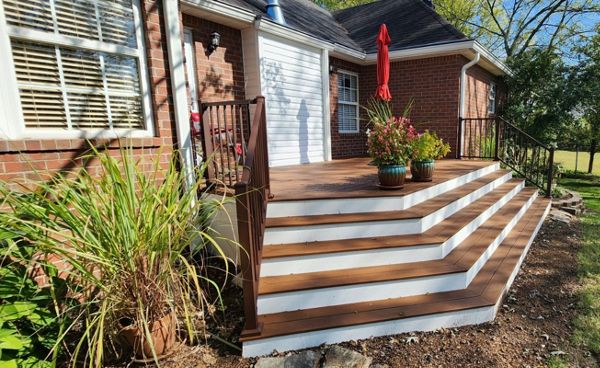 Trex deck in Hendersonville, TN with white fascia used for the stair treads and to cover the skirt area