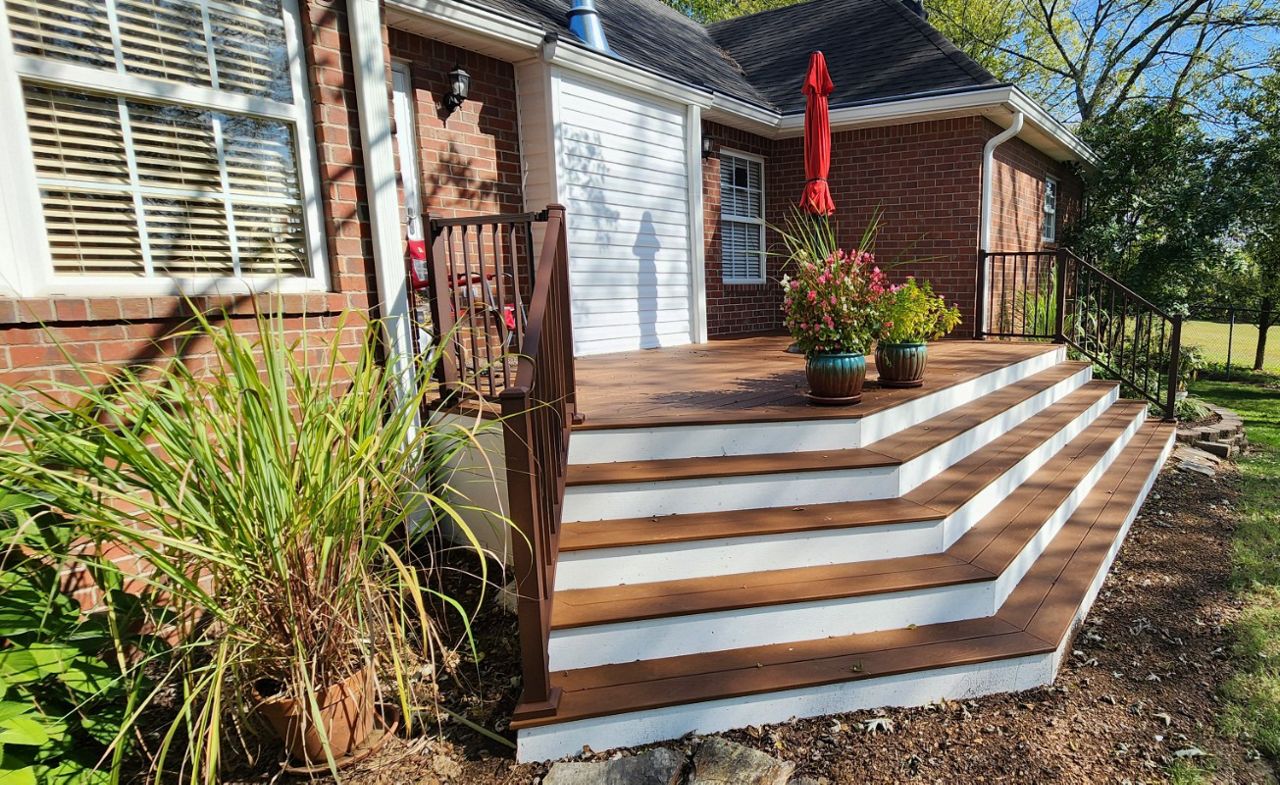 Trex deck in Hendersonville, TN with white fascia used for the stair treads and to cover the skirt area