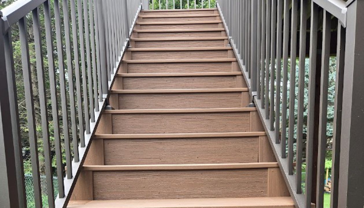 Trex Lineage, Jasper color premium stairway