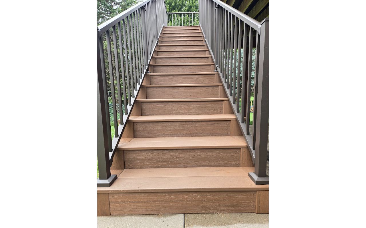 Trex Lineage, Jasper color premium stairway