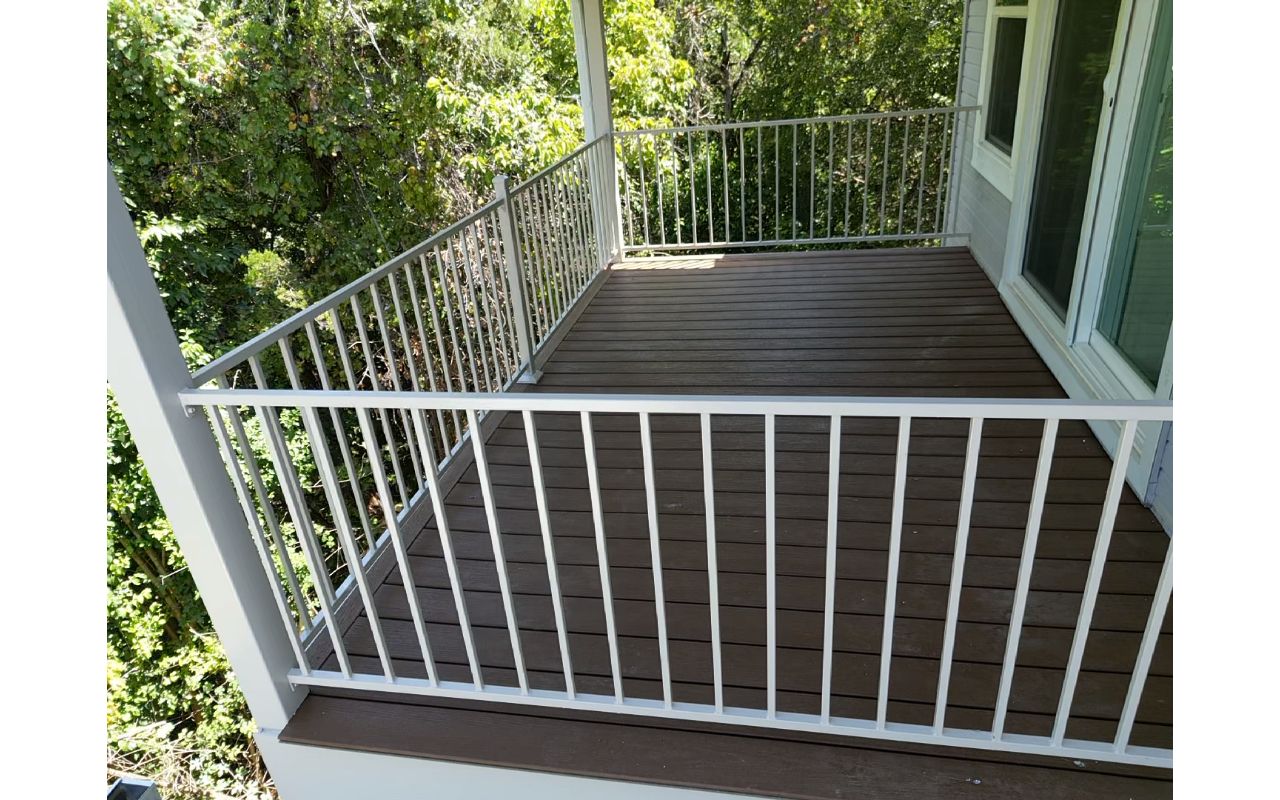 Second story trex deck with railing