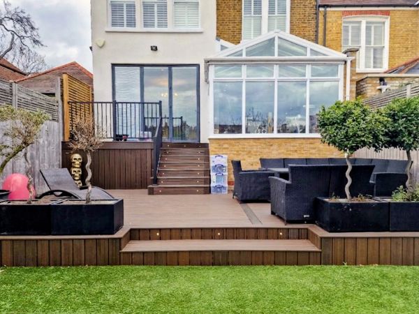 Trex Transcend Spiced Rum decking and Signature Railing in London Oilcanfinish