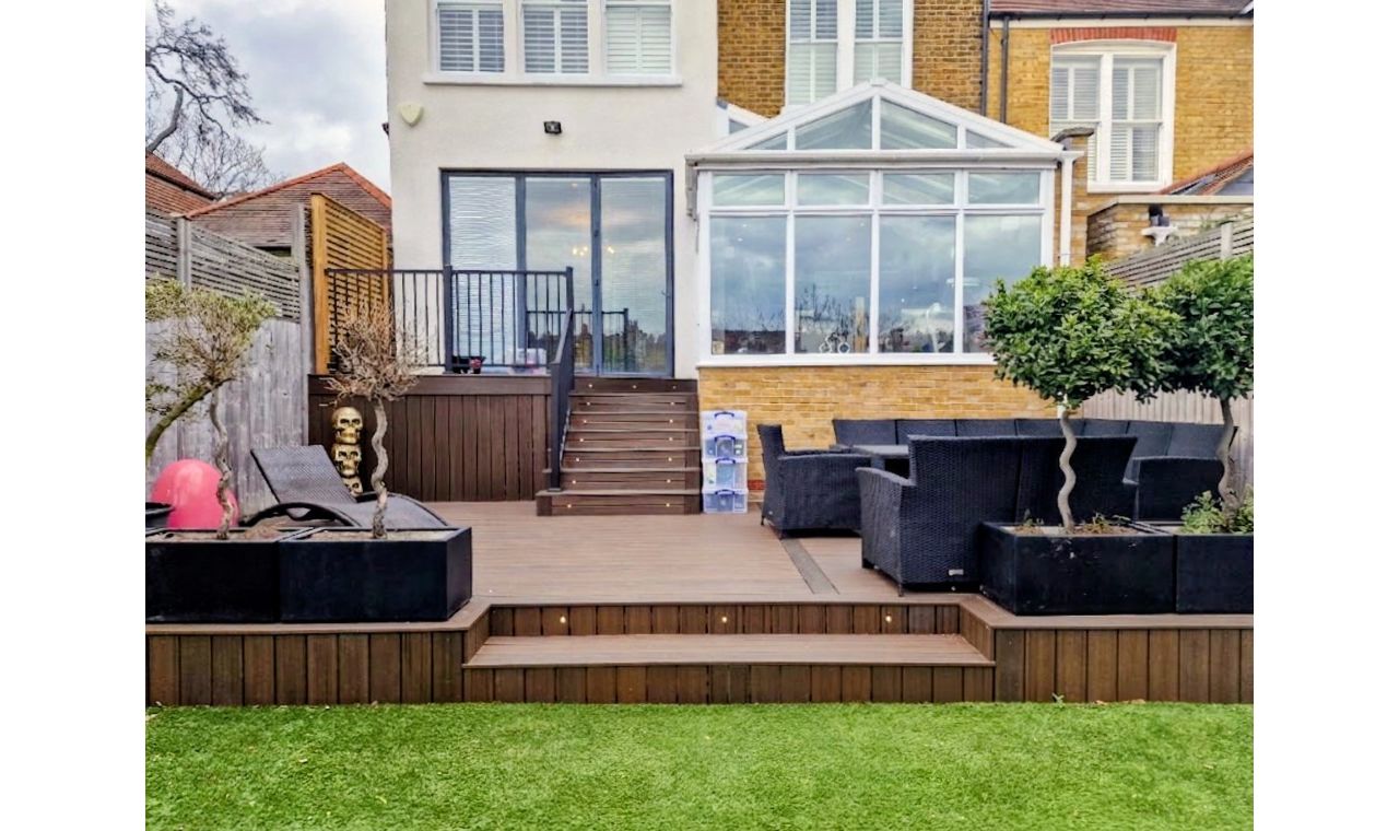 Trex Transcend Spiced Rum decking and Signature Railing in London Oilcanfinish