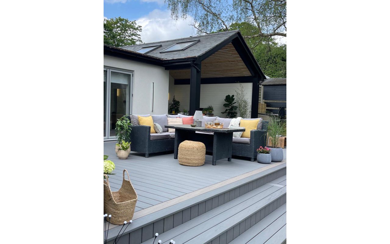 Trex transcend lineage island mist with an internal border of Trex lineage biscayne decking.  A beautiful outdoor living space in Milton Keynes.