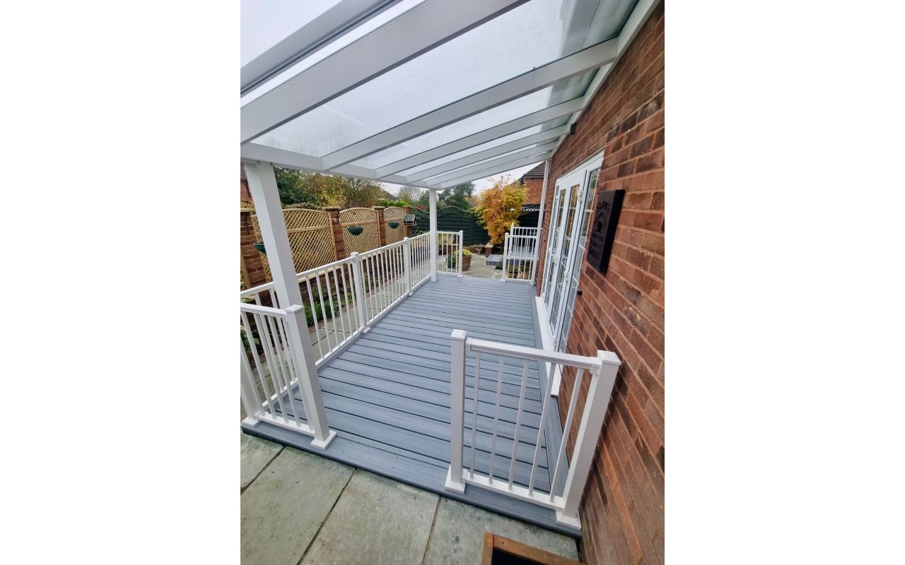 Trex Enhance Foggy Wharf with Trex White Signature railings