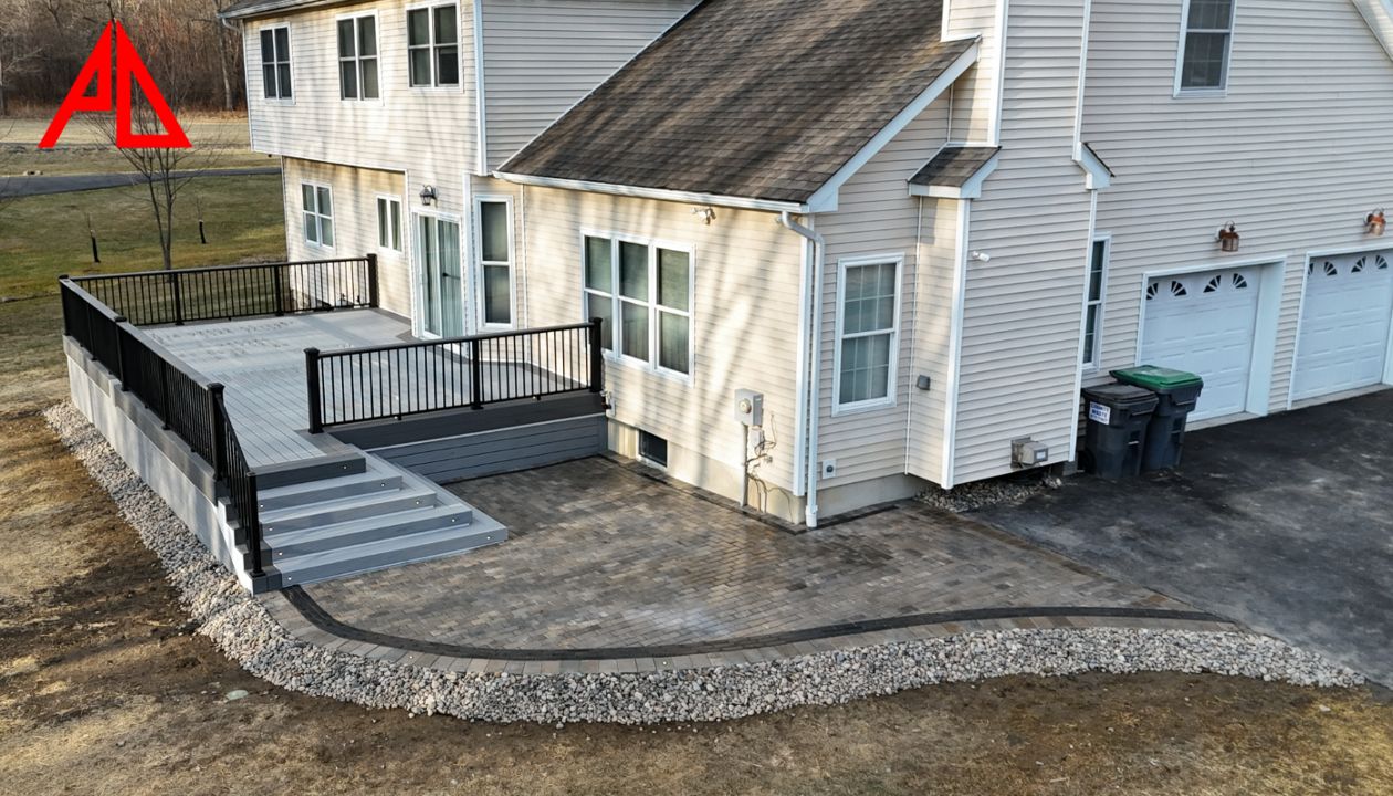 Trex Transcend® Lineage™ Rainer Composite Decking with Trex Transcend® Lineage™ Island Mist picture frame and Trex Signature® Cocktail Railing System