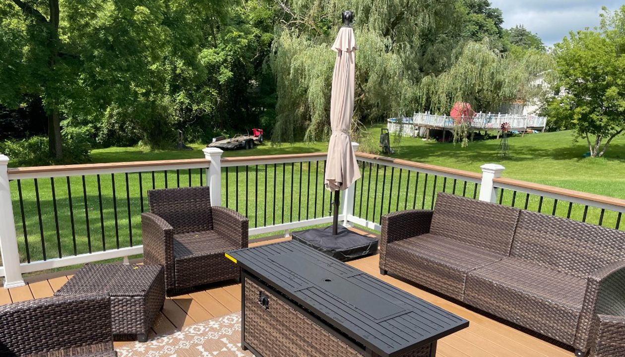 Beach Dune Decking with Trex Select Railing