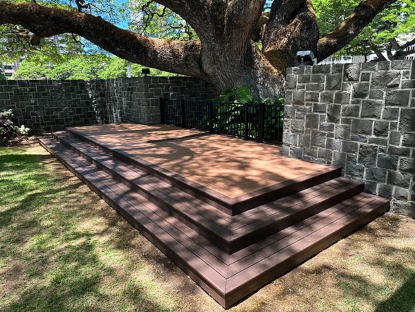 The deck is made with Trex Transcend® Tiki Torch decking, Lava Rock trim, and black Trex Signature® railing, designed for a seamless and elegant finish.