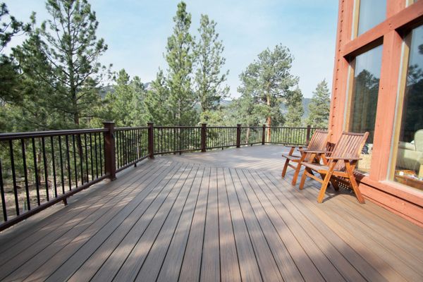 Pine, CO Trex Transcend deck and railing in Spiced Rum