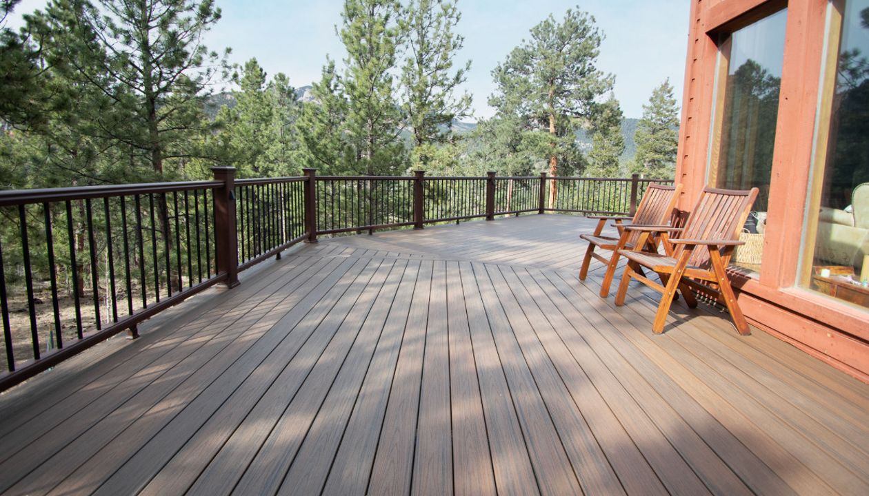 Pine, CO Trex Transcend deck and railing in Spiced Rum