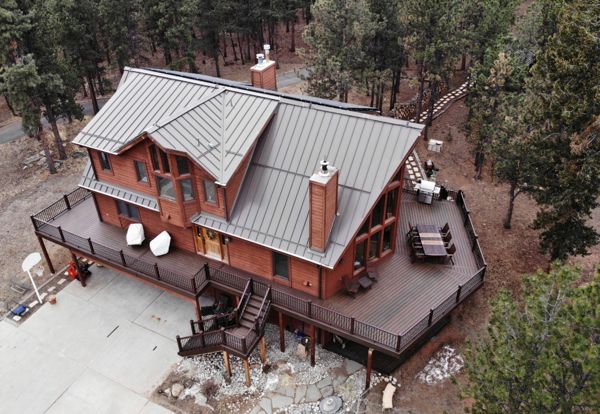 Pine, CO Trex Transcend deck and railing in Spiced Rum
