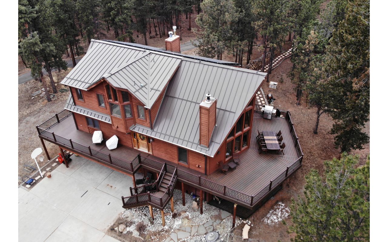 Pine, CO Trex Transcend deck and railing in Spiced Rum